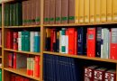 Stiftungsrecht Bücherregal mit Gesetzbüchern
