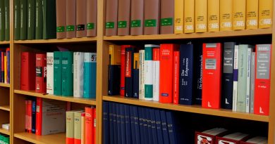 Stiftungsrecht Bücherregal mit Gesetzbüchern