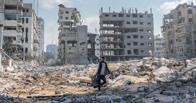 Ein palästinensischer Mann 2023 in den Trümmern seines Hauses, das durch einen israelischen Luftangriff im Stadtteil al-Rimal in Gaza-Stadt zerstört worden war.
