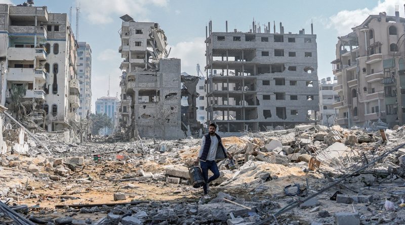 Ein palästinensischer Mann 2023 in den Trümmern seines Hauses, das durch einen israelischen Luftangriff im Stadtteil al-Rimal in Gaza-Stadt zerstört worden war.