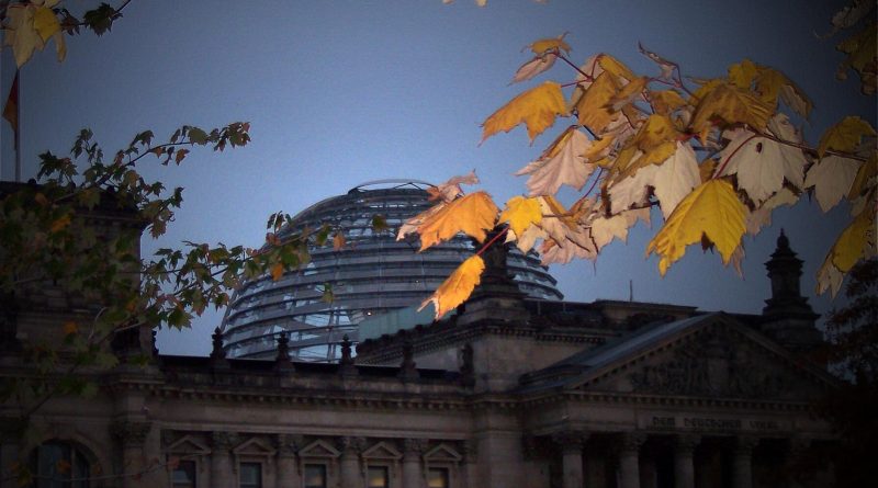 Deutscher Bundestag am Abend im Herbst